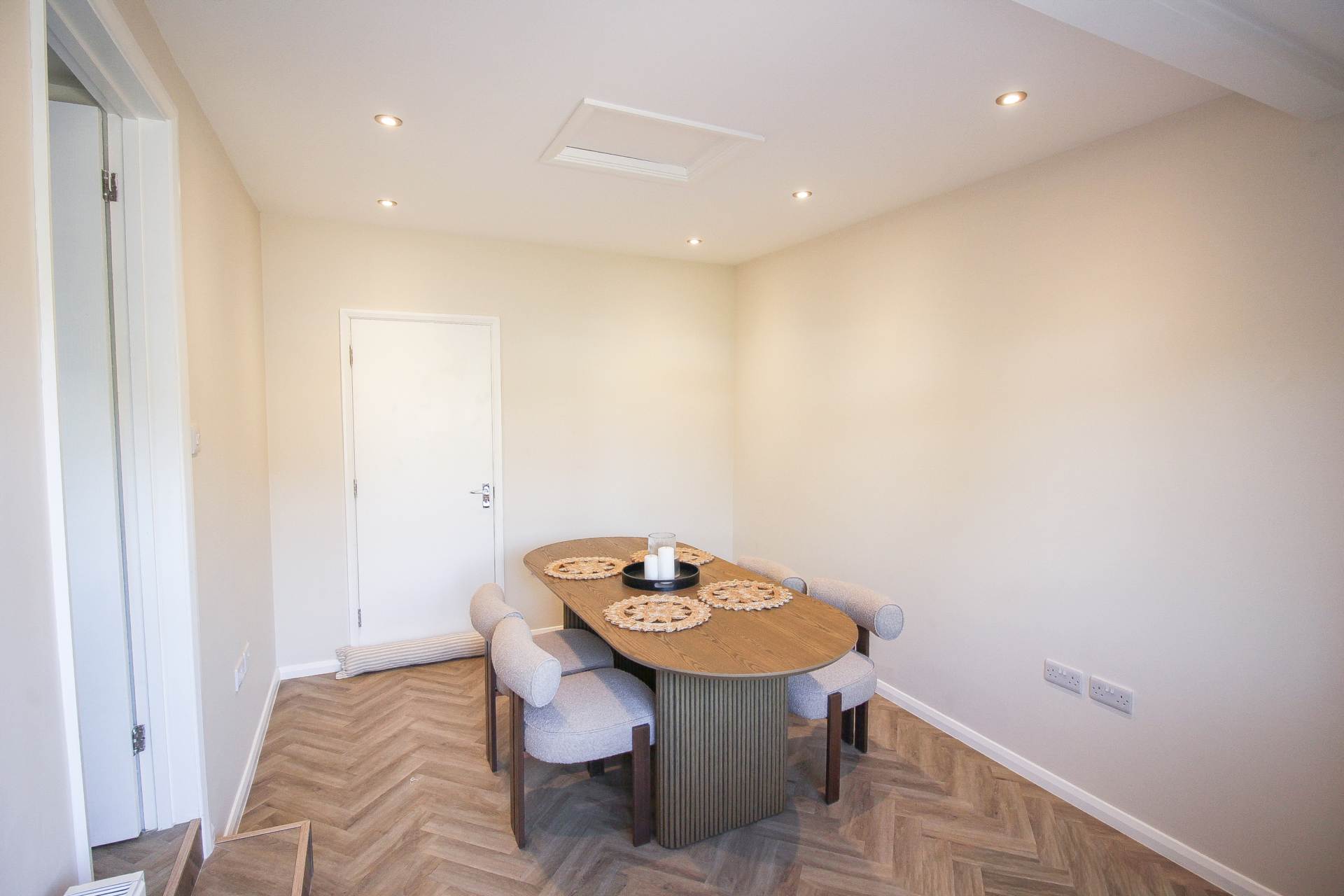 Richards Close**Beautifully presented**Large Sunny Garden**3 Bedrooms**Extra Living Space**, Image 6