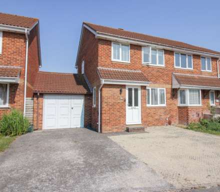 Richards Close**Beautifully presented**Large Sunny Garden**3 Bedrooms**Extra Living Space**