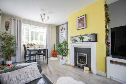 **Central Location**3 Good Sized Bedrooms**140 SQM Garden Including Workshop**Very Well Presented Inside & Out**, Image 3