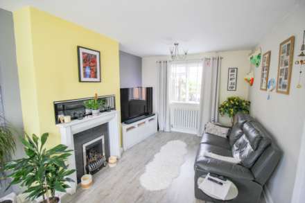 **Central Location**3 Good Sized Bedrooms**140 SQM Garden Including Workshop**Very Well Presented Inside & Out**, Image 4