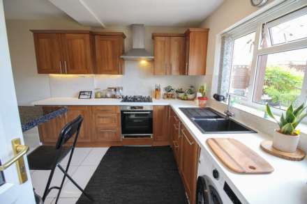 **Central Location**3 Good Sized Bedrooms**140 SQM Garden Including Workshop**Very Well Presented Inside & Out**, Image 5