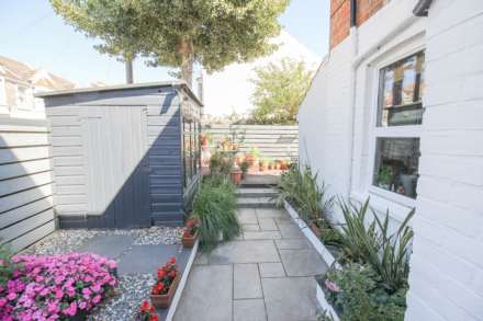 Centrally Located**Beautifully Presented**Private Sunny Garden**, Image 2