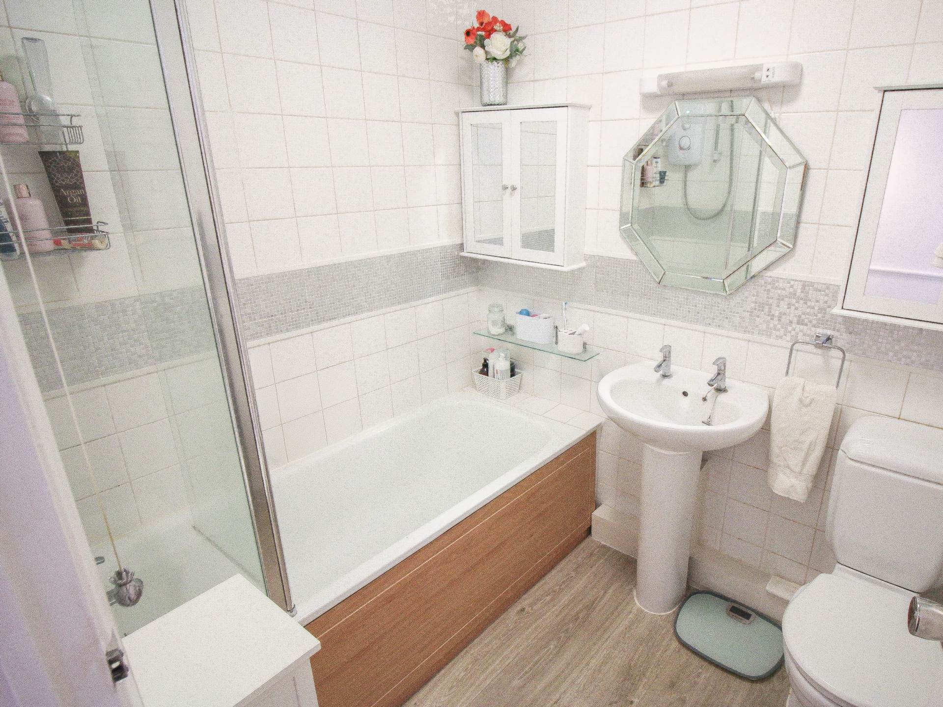**Queens Road**Super Location Opposite Grove Park**2 Minutes to Town**Two Double Bedrooms**Lounge with Juliet Balcony**, Image 12