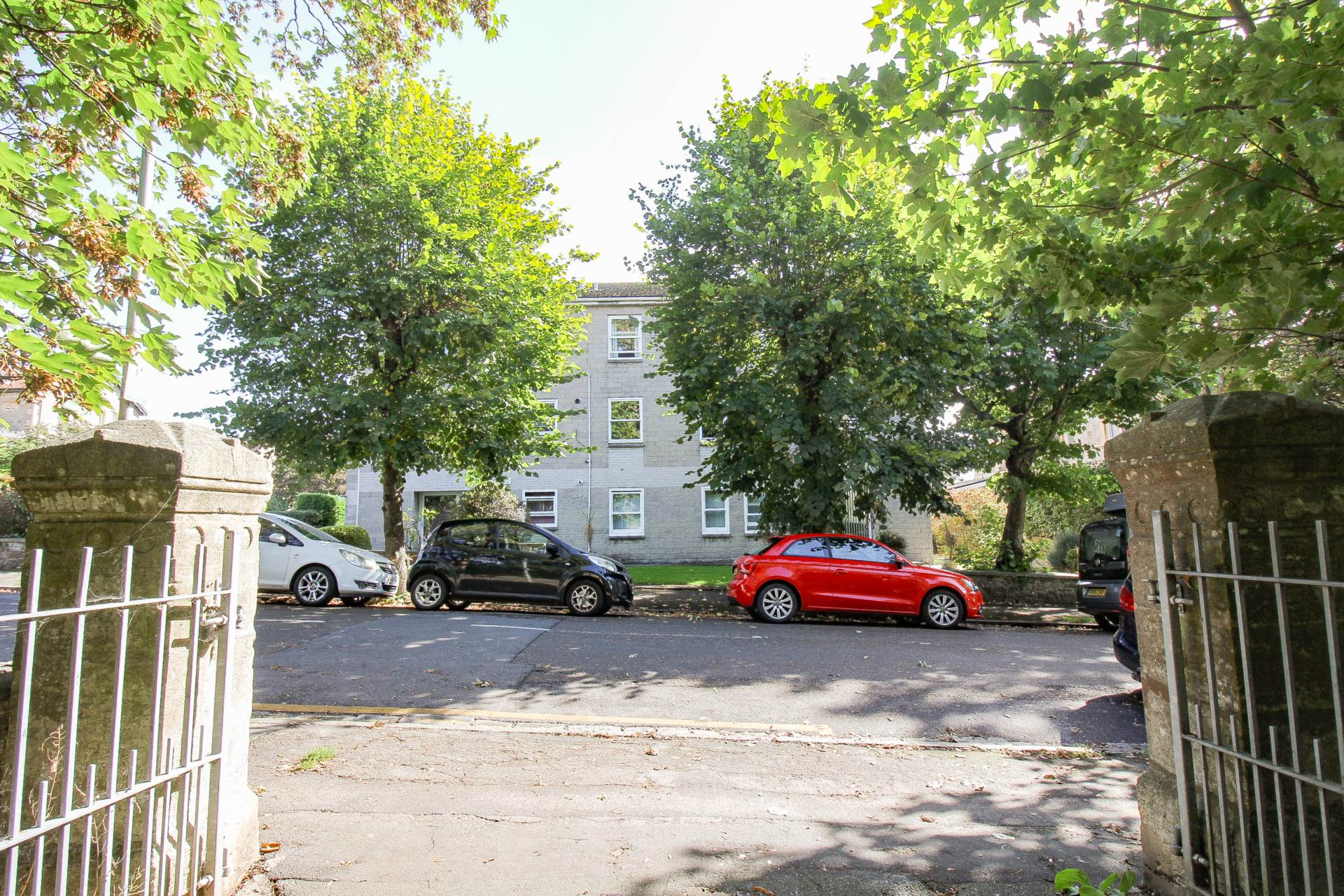 **Queens Road**Super Location Opposite Grove Park**2 Minutes to Town**Two Double Bedrooms**Lounge with Juliet Balcony**, Image 14