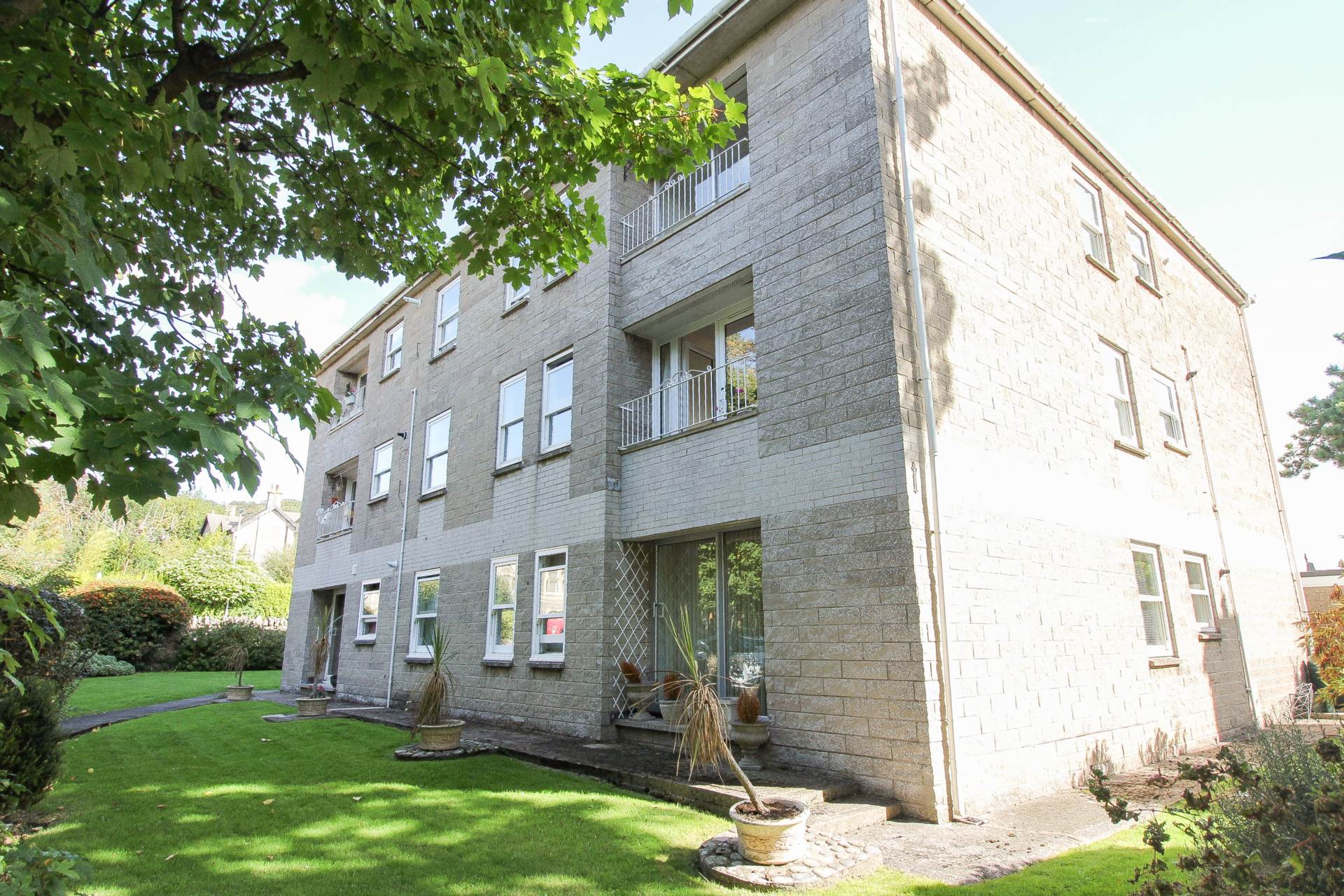 **Queens Road**Super Location Opposite Grove Park**2 Minutes to Town**Two Double Bedrooms**Lounge with Juliet Balcony**, Image 17