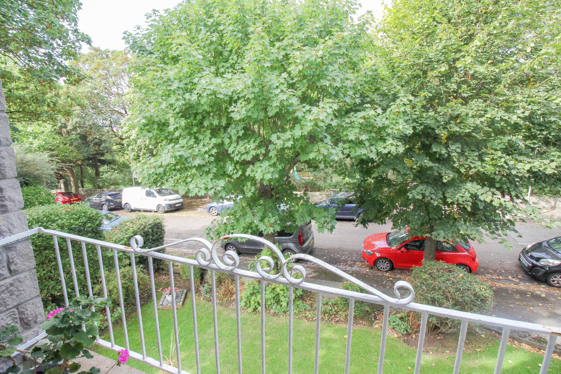**Queens Road**Super Location Opposite Grove Park**2 Minutes to Town**Two Double Bedrooms**Lounge with Juliet Balcony**, Image 4