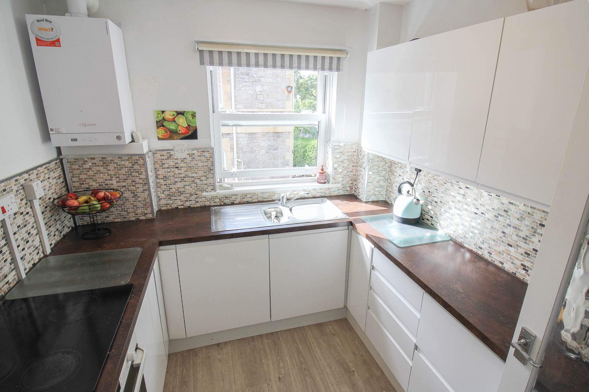 **Queens Road**Super Location Opposite Grove Park**2 Minutes to Town**Two Double Bedrooms**Lounge with Juliet Balcony**, Image 7