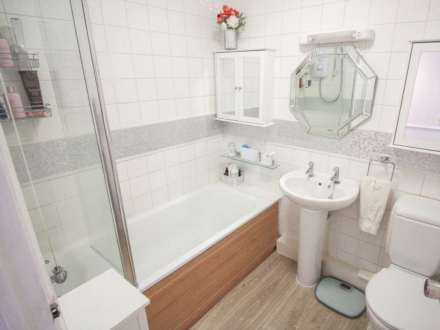 **Queens Road**Super Location Opposite Grove Park**2 Minutes to Town**Two Double Bedrooms**Lounge with Juliet Balcony**, Image 12