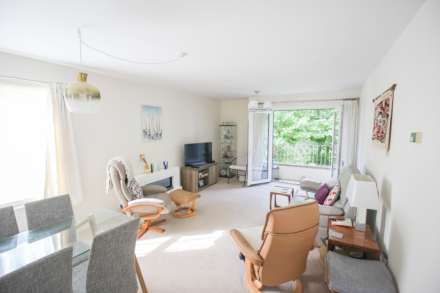 **Queens Road**Super Location Opposite Grove Park**2 Minutes to Town**Two Double Bedrooms**Lounge with Juliet Balcony**, Image 2