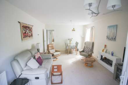**Queens Road**Super Location Opposite Grove Park**2 Minutes to Town**Two Double Bedrooms**Lounge with Juliet Balcony**, Image 5