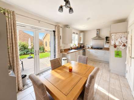 McCrae Road, Locking Parklands - Immaculately Presented Home, Image 6