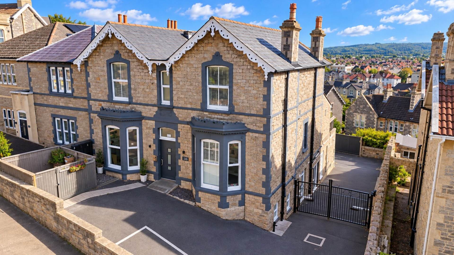 **Hillside Apartment**Fantastic Coastal Views*Master Bedroom with Balcony & En Suite**Secure Allocated Parking**, Image 1