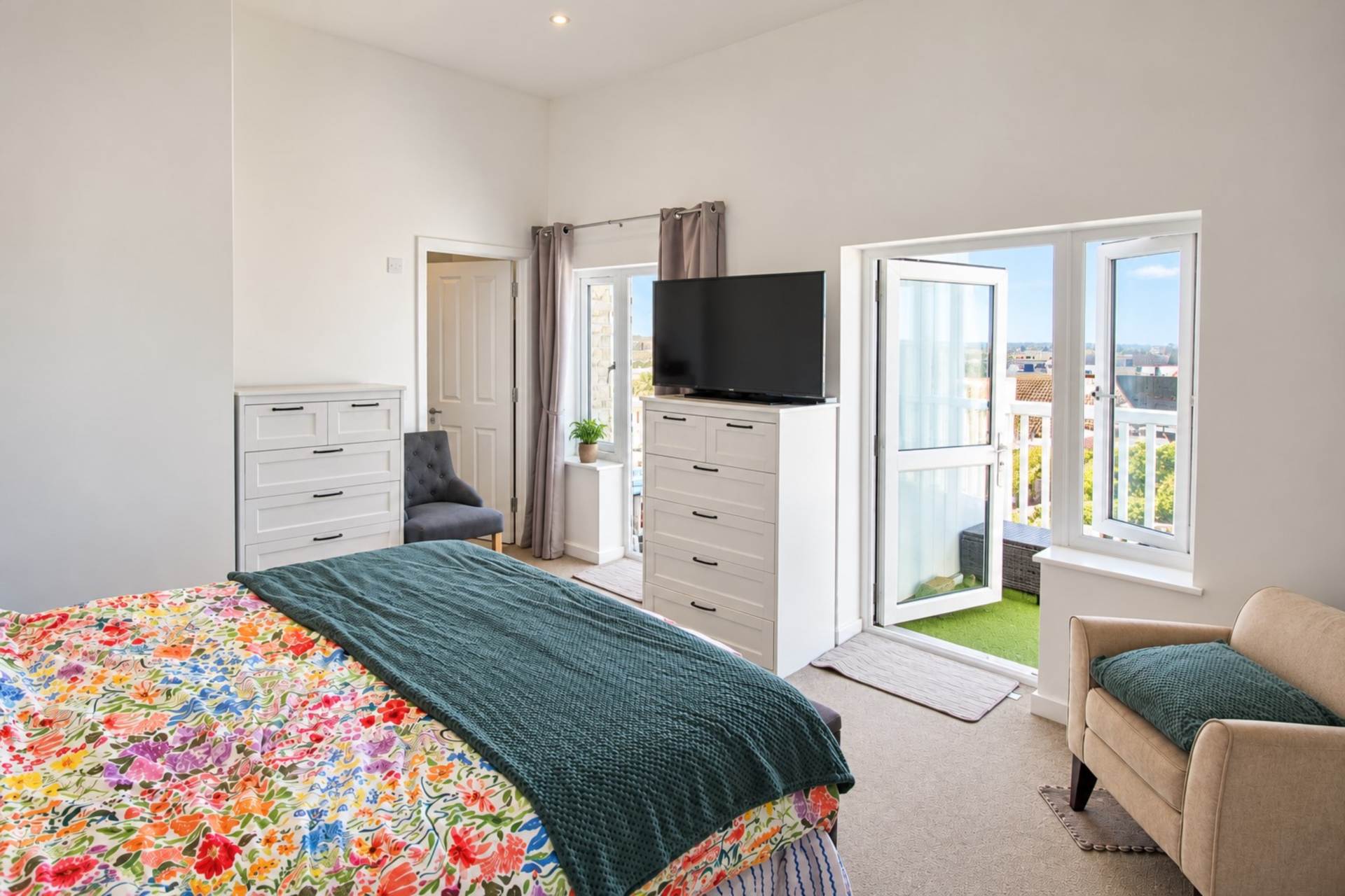 **Hillside Apartment**Fantastic Coastal Views*Master Bedroom with Balcony & En Suite**Secure Allocated Parking**, Image 10