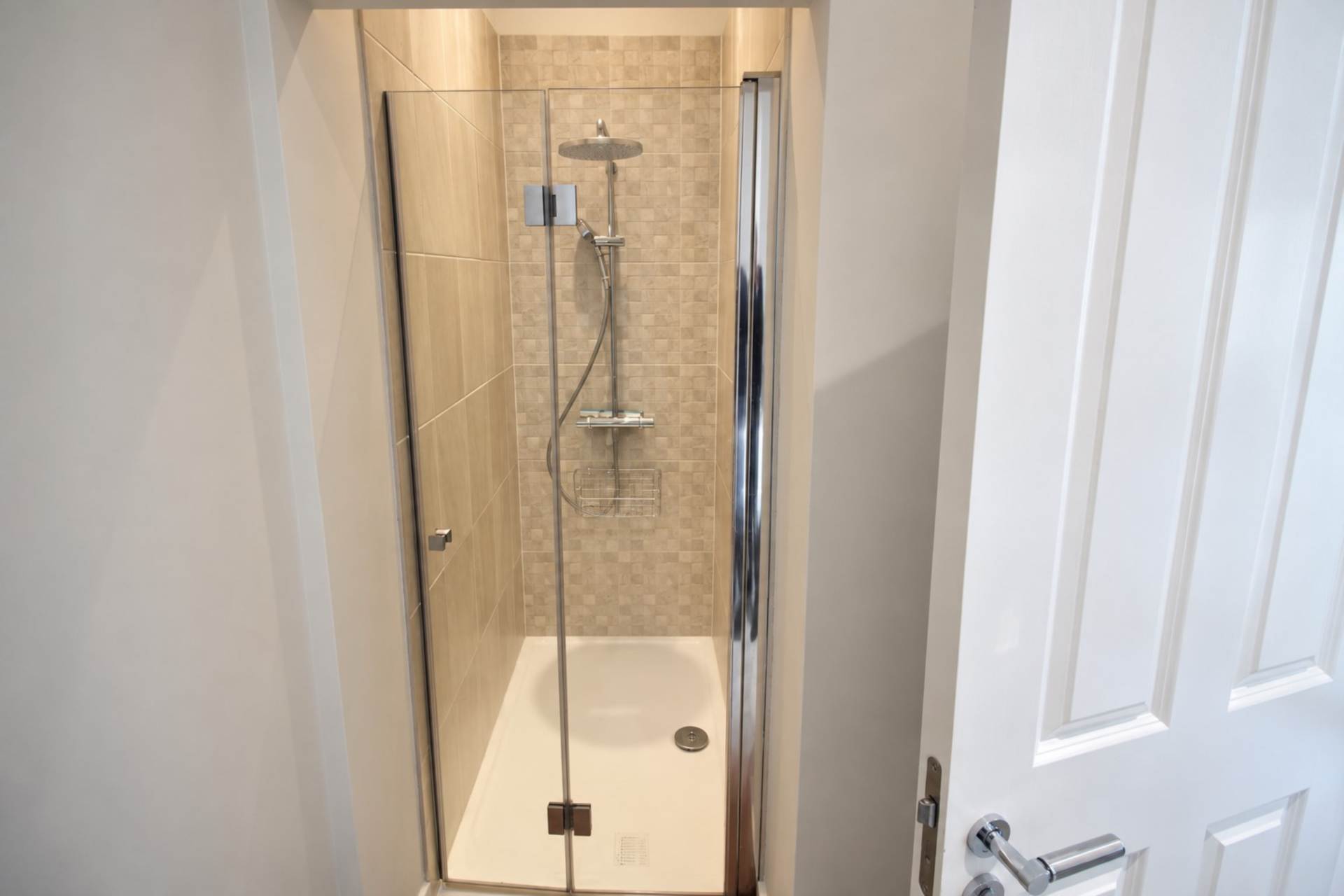 **Hillside Apartment**Fantastic Coastal Views*Master Bedroom with Balcony & En Suite**Secure Allocated Parking**, Image 11