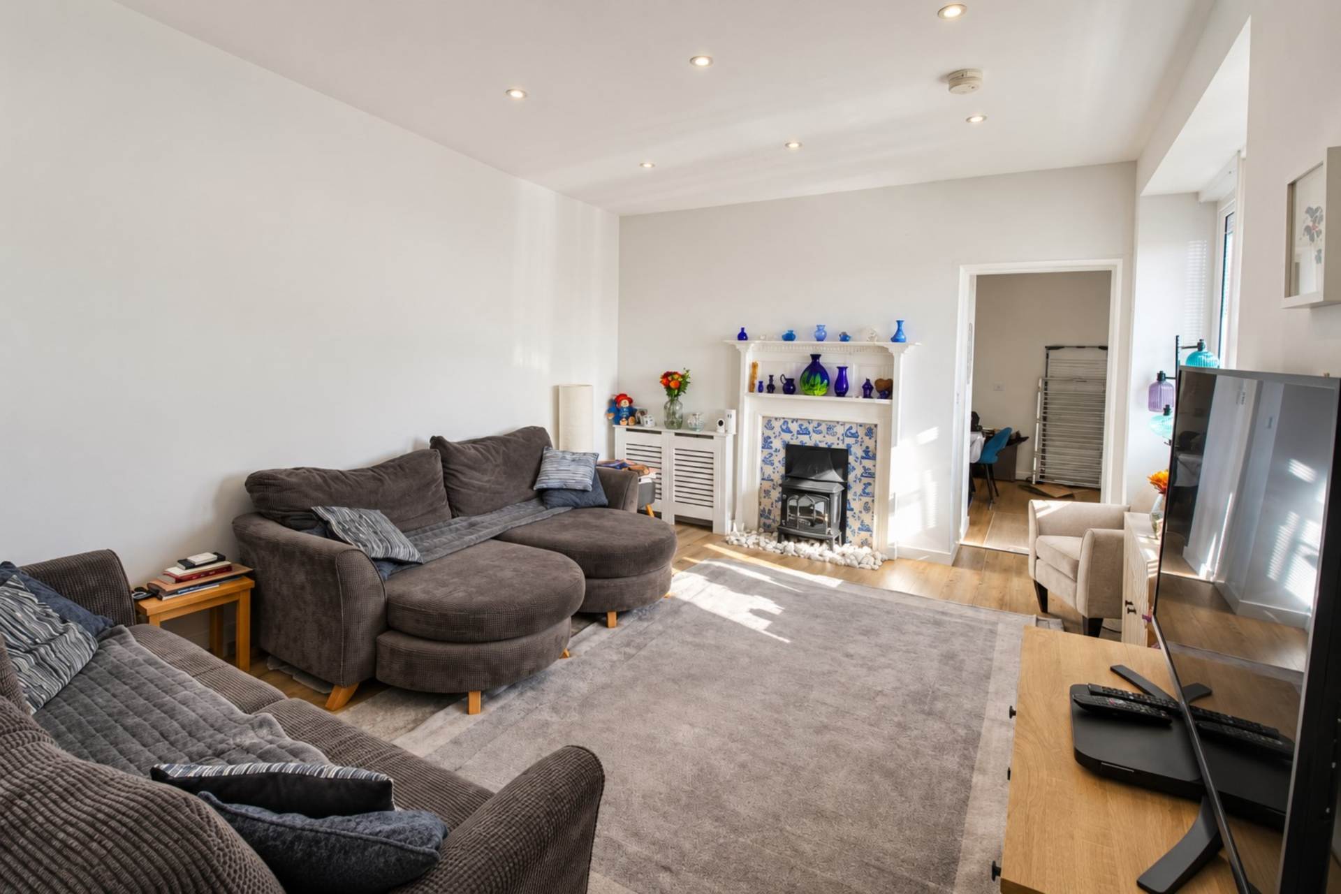 **Hillside Apartment**Fantastic Coastal Views*Master Bedroom with Balcony & En Suite**Secure Allocated Parking**, Image 3