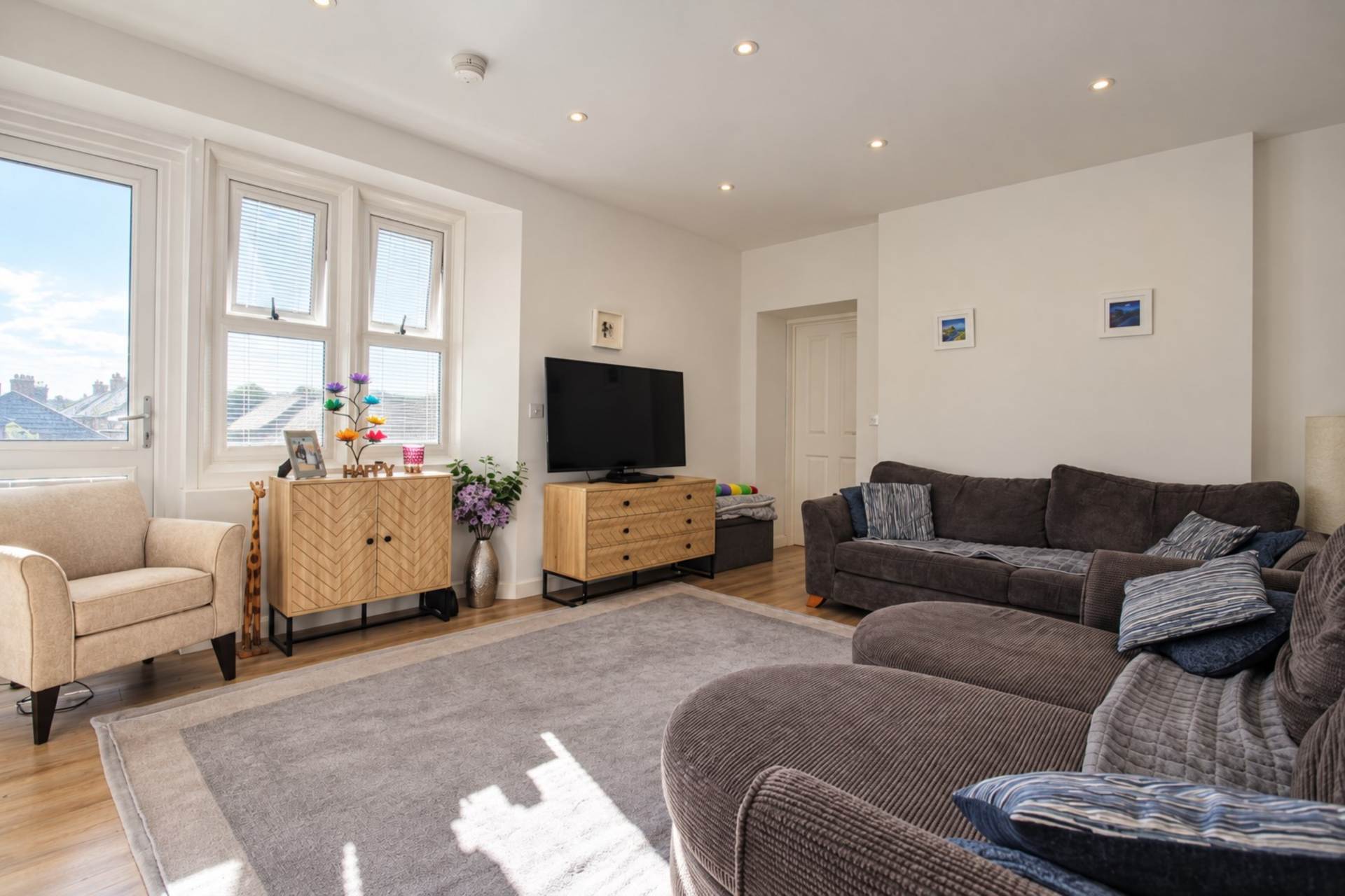 **Hillside Apartment**Fantastic Coastal Views*Master Bedroom with Balcony & En Suite**Secure Allocated Parking**, Image 4