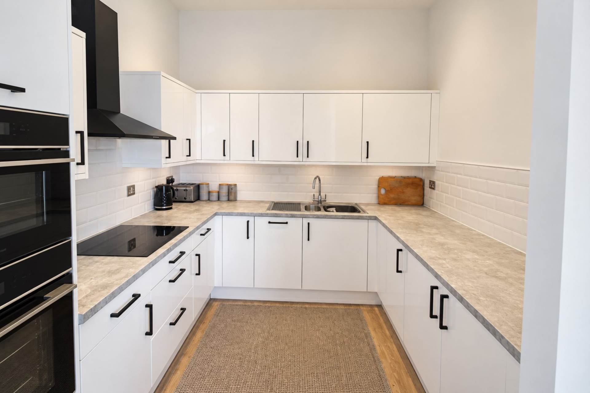 **Hillside Apartment**Fantastic Coastal Views*Master Bedroom with Balcony & En Suite**Secure Allocated Parking**, Image 5