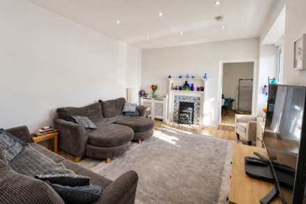 **Hillside Apartment**Fantastic Coastal Views*Master Bedroom with Balcony & En Suite**Secure Allocated Parking**, Image 3