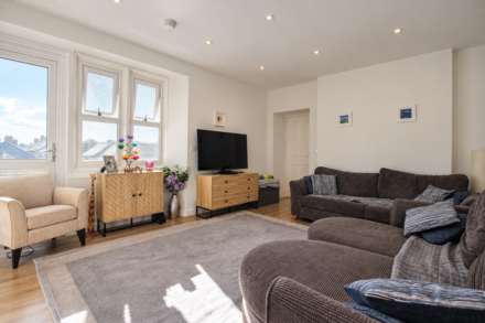 **Hillside Apartment**Fantastic Coastal Views*Master Bedroom with Balcony & En Suite**Secure Allocated Parking**, Image 4