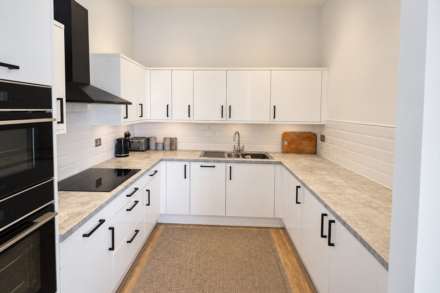 **Hillside Apartment**Fantastic Coastal Views*Master Bedroom with Balcony & En Suite**Secure Allocated Parking**, Image 5
