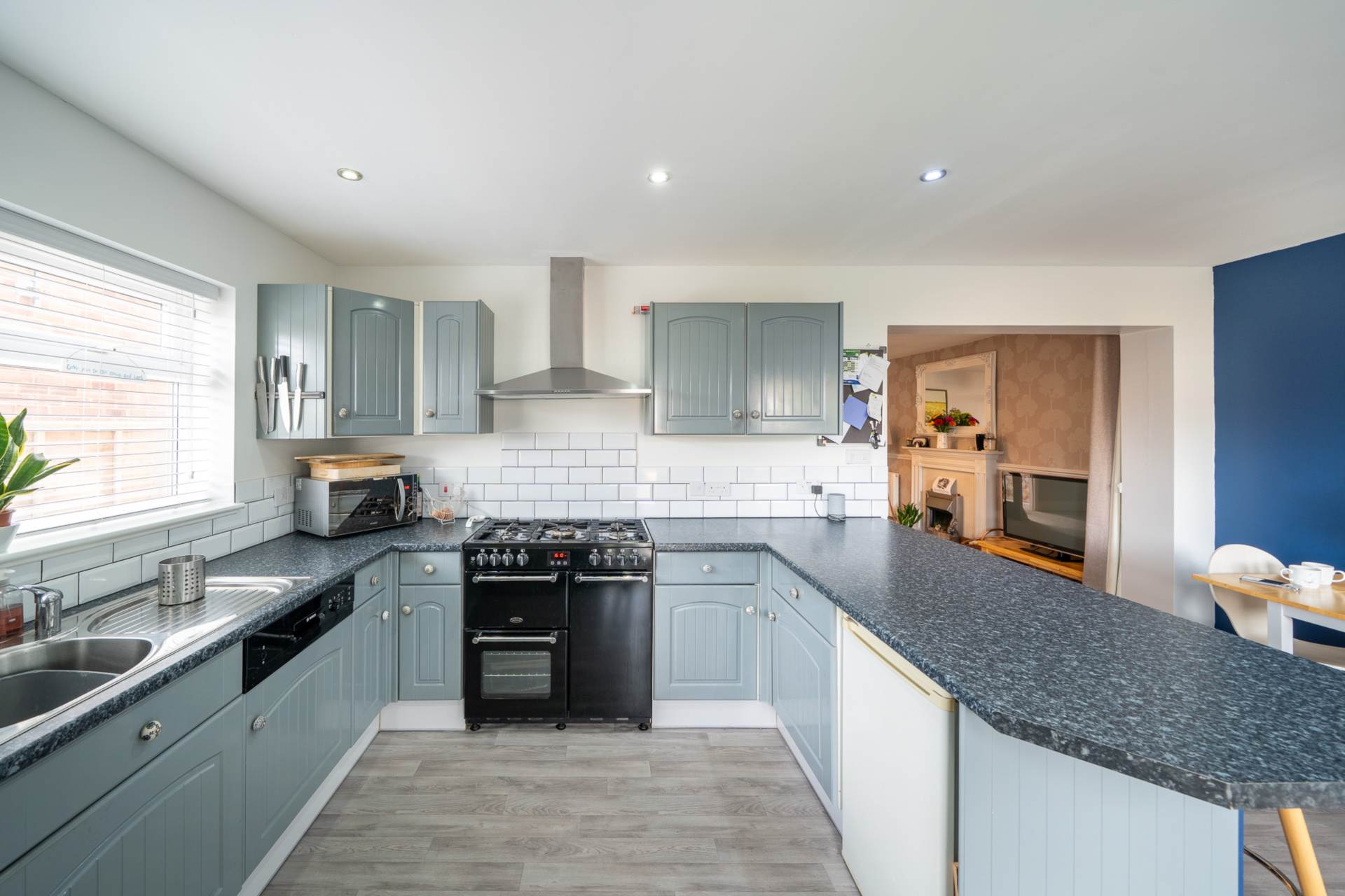 Worle**Extended**Beautifully Presented**3-4 Bedrooms**, Image 6