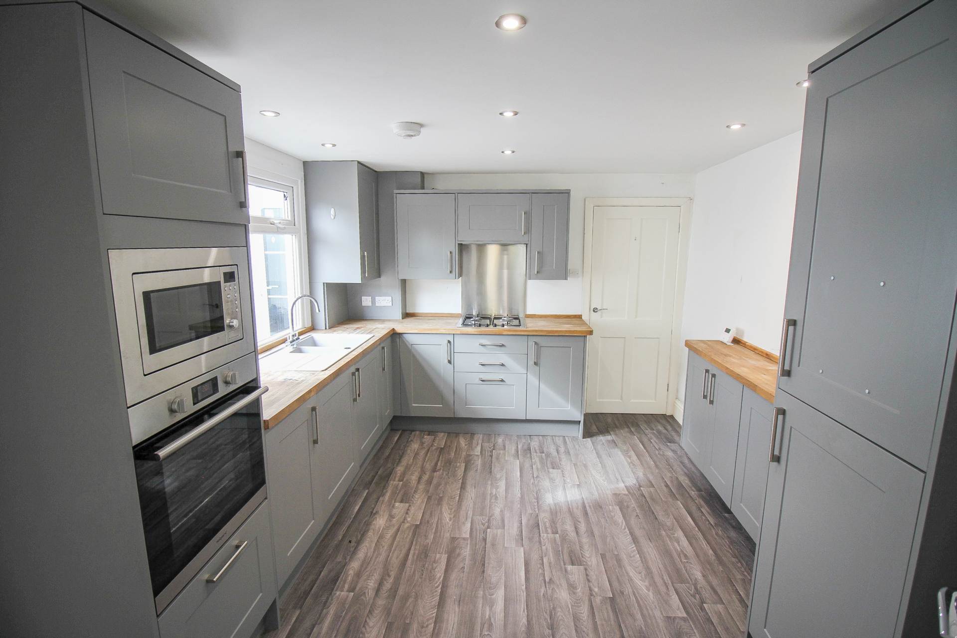 **Central Location**Good Size Garden**No Onward Chain**, Image 2
