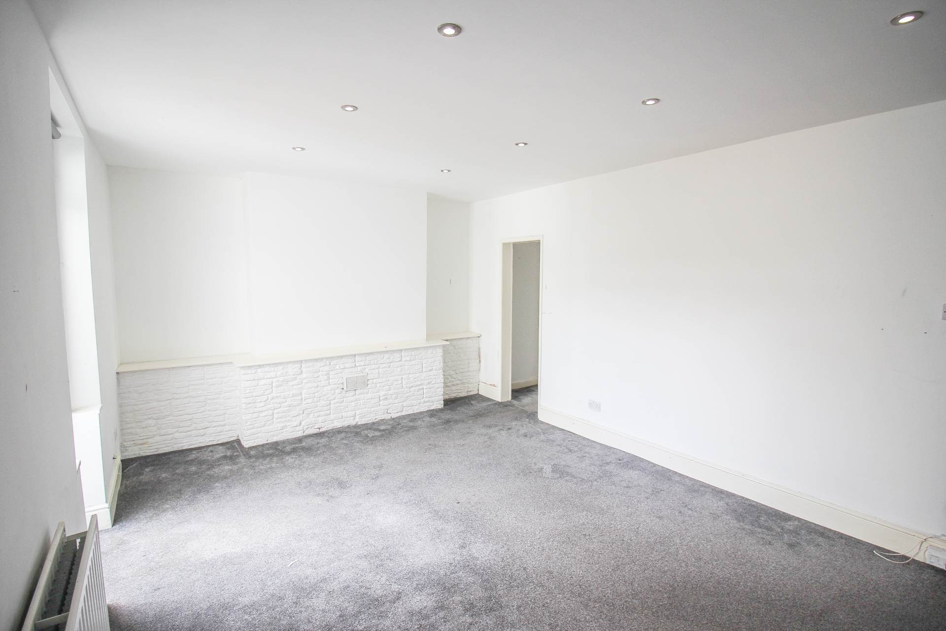 **Central Location**Good Size Garden**No Onward Chain**, Image 6