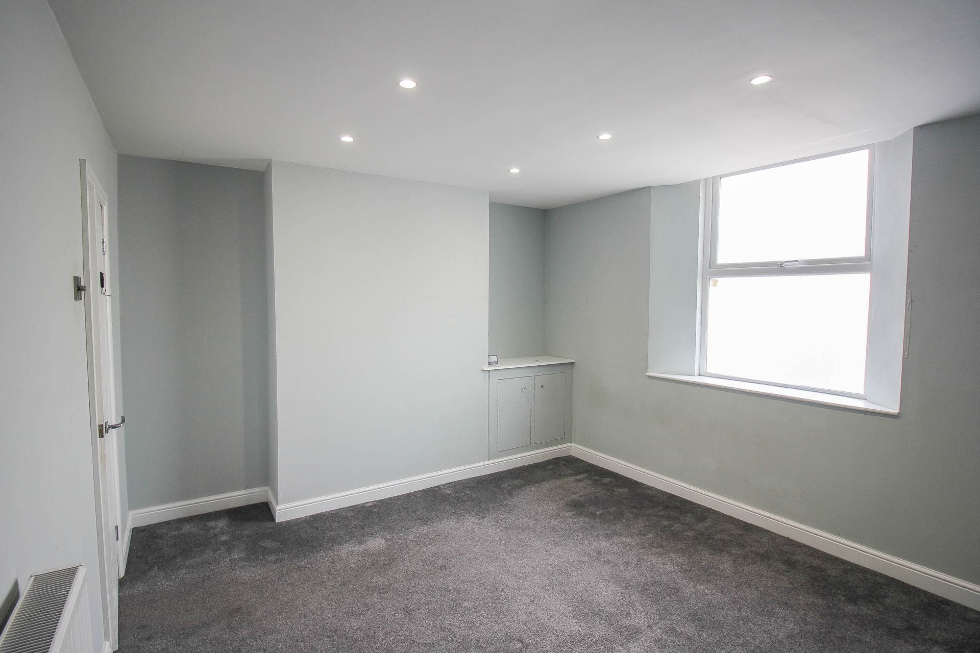 **Central Location**Good Size Garden**No Onward Chain**, Image 7