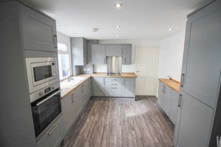 **Central Location**Good Size Garden**No Onward Chain**, Image 2