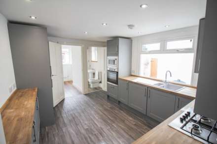 **Central Location**Good Size Garden**No Onward Chain**, Image 3