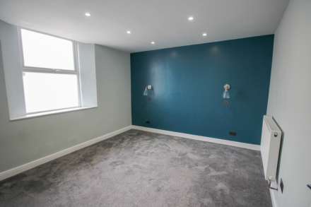 **Central Location**Good Size Garden**No Onward Chain**, Image 4