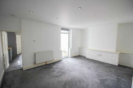 **Central Location**Good Size Garden**No Onward Chain**, Image 5