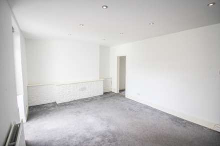 **Central Location**Good Size Garden**No Onward Chain**, Image 6