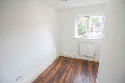 **Central Location**Good Size Garden**No Onward Chain**, Image 8