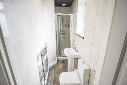 **Central Location**Good Size Garden**No Onward Chain**, Image 9