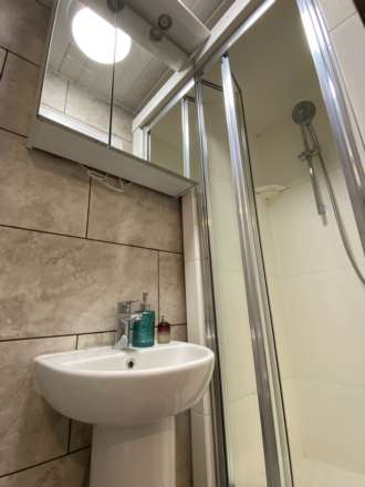 Bishops Road, Reading, RG6 1NP, Image 12