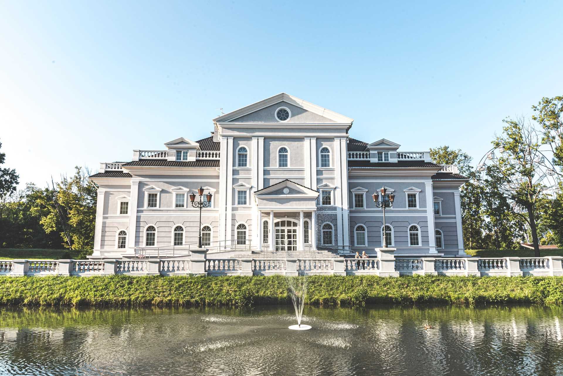 How the VERY Rich Live – A Billionaire`s Christmas List