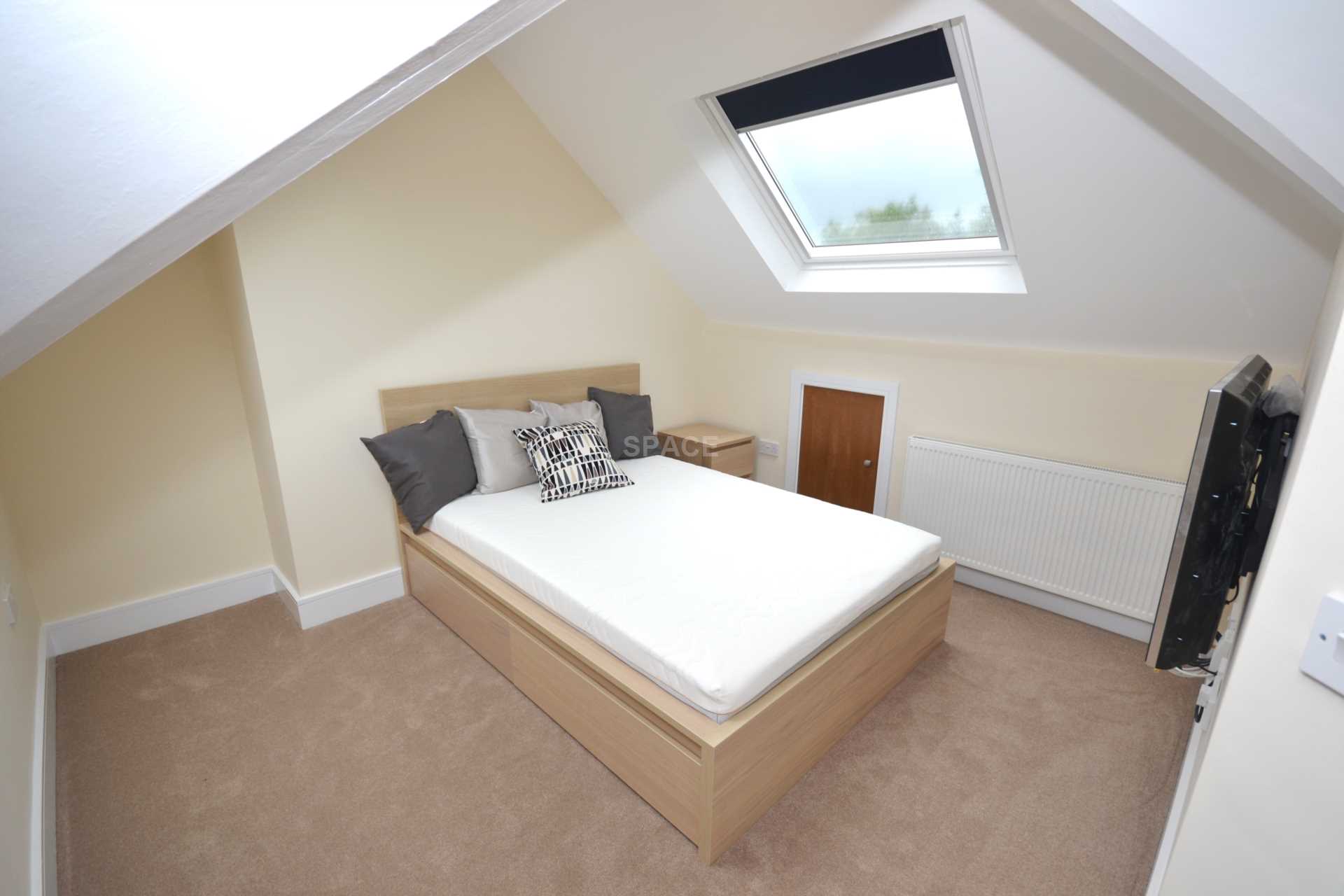 Church Road, Reading, Berkshire, RG6 1HW - Room 8, Image 1