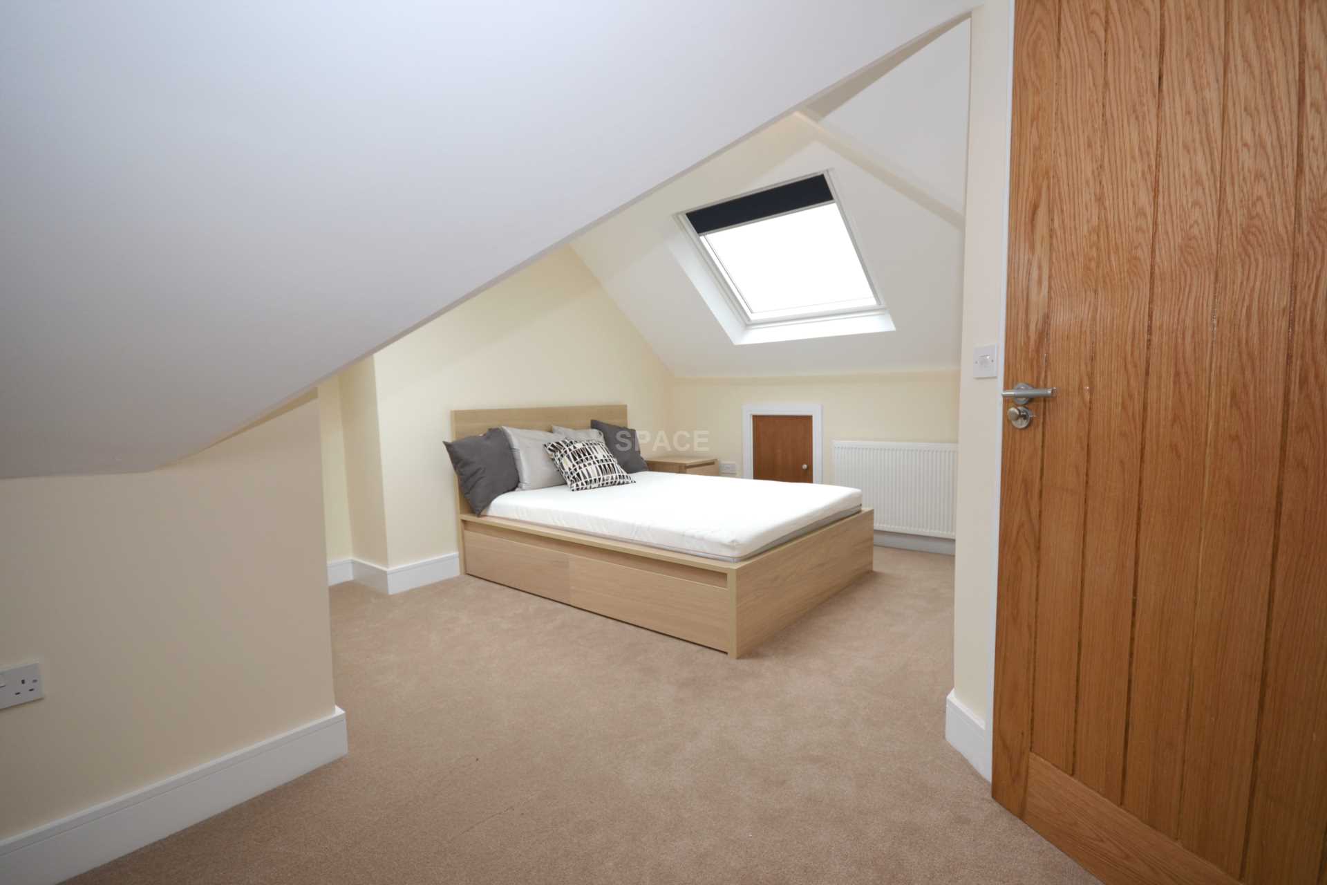 Church Road, Reading, Berkshire, RG6 1HW - Room 8, Image 2