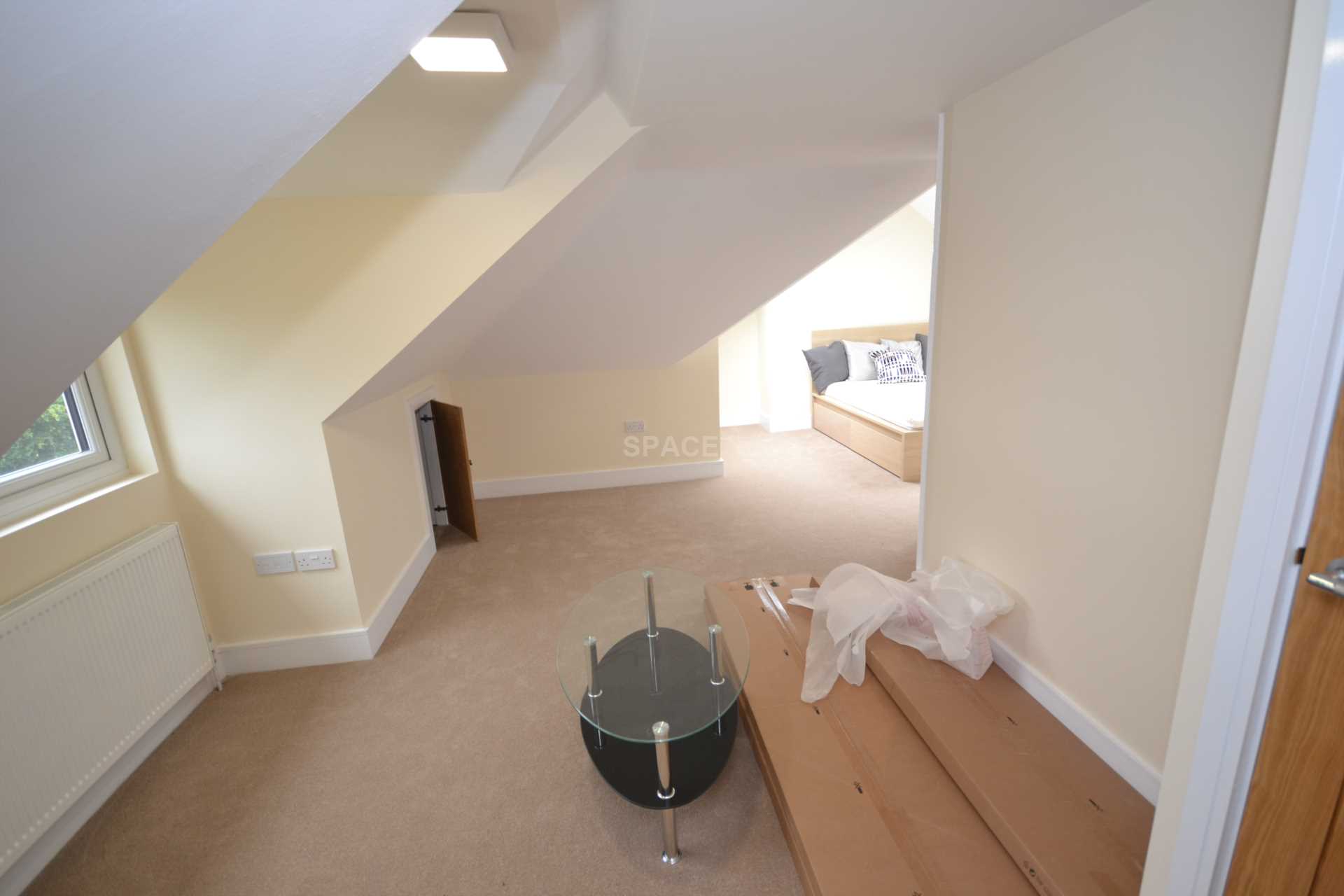 Church Road, Reading, Berkshire, RG6 1HW - Room 8, Image 6