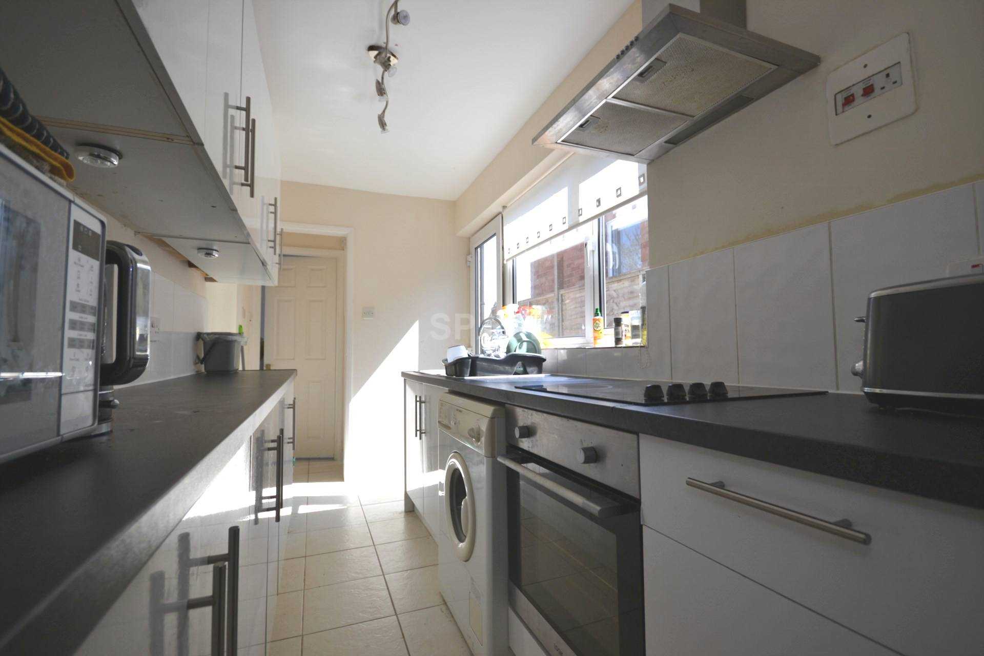 Blenheim Gardens, Reading, Berkshire, RG1 5QJ, Image 1