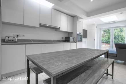 5 Bedroom Terrace, Lincoln Road, Reading, Berkshire, RG2 0EX