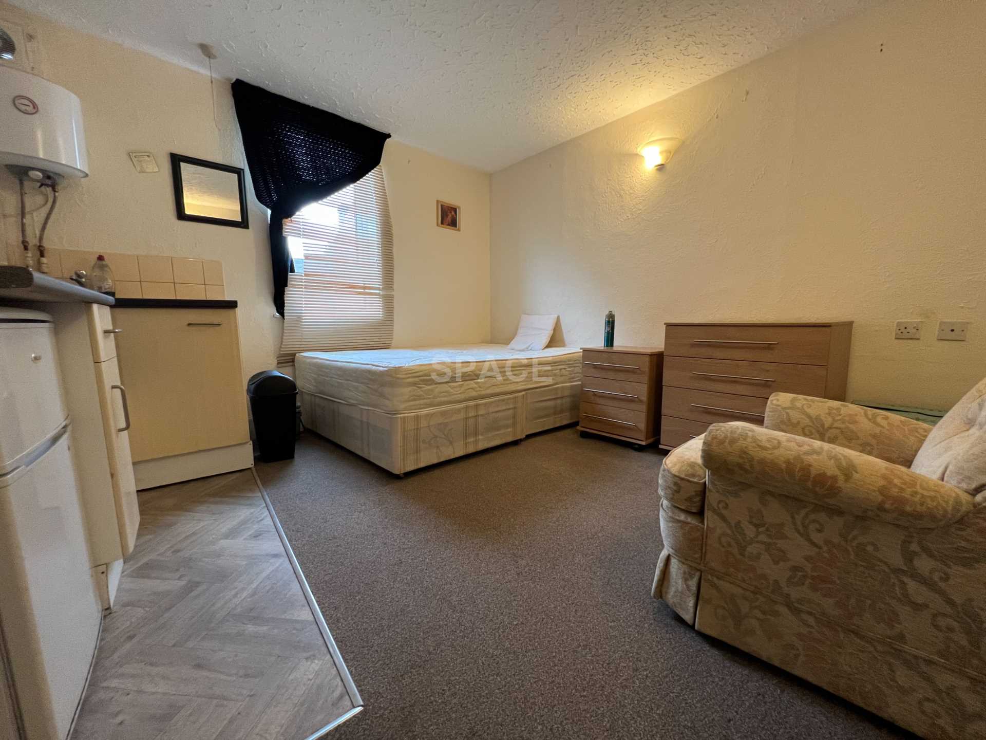 BEDSIT, Southampton Street, Reading, Berkshire, RG1 2RB - Bedsit 1, Image 1