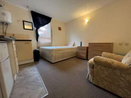 BEDSIT, Southampton Street, Reading, Berkshire, RG1 2RB - Bedsit 1, Image 1