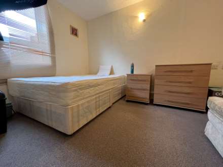 BEDSIT, Southampton Street, Reading, Berkshire, RG1 2RB - Bedsit 1, Image 3