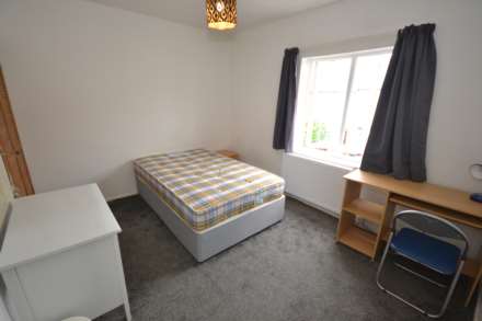 3 Bedroom Terrace, Blenheim Gardens, Reading, Berkshire, RG1 5QG