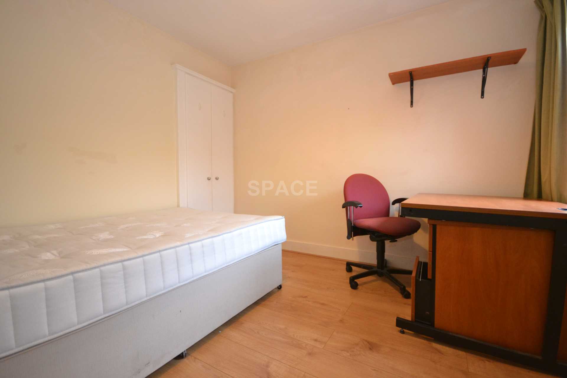Pitcroft Avenue, Reading, Image 13