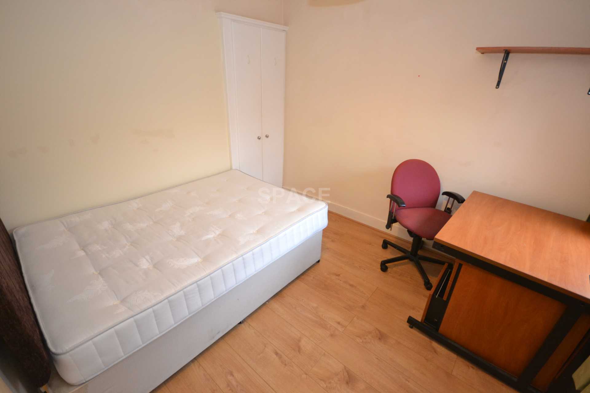 Pitcroft Avenue, Reading, Image 14