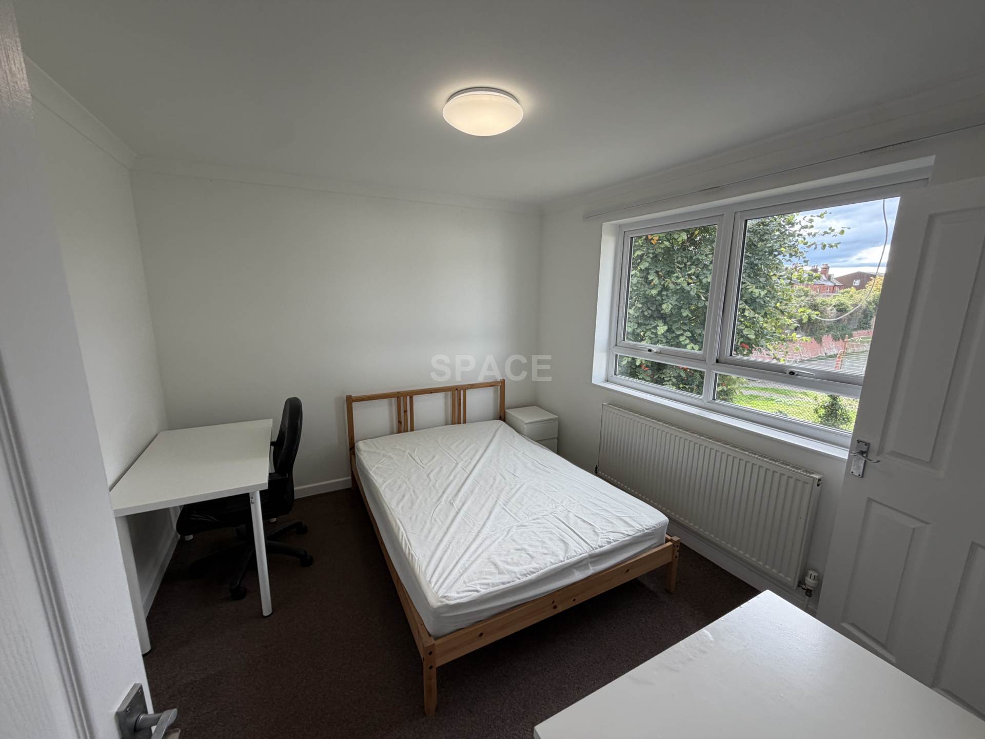 Spring Terrace Room, Reading, Image 2