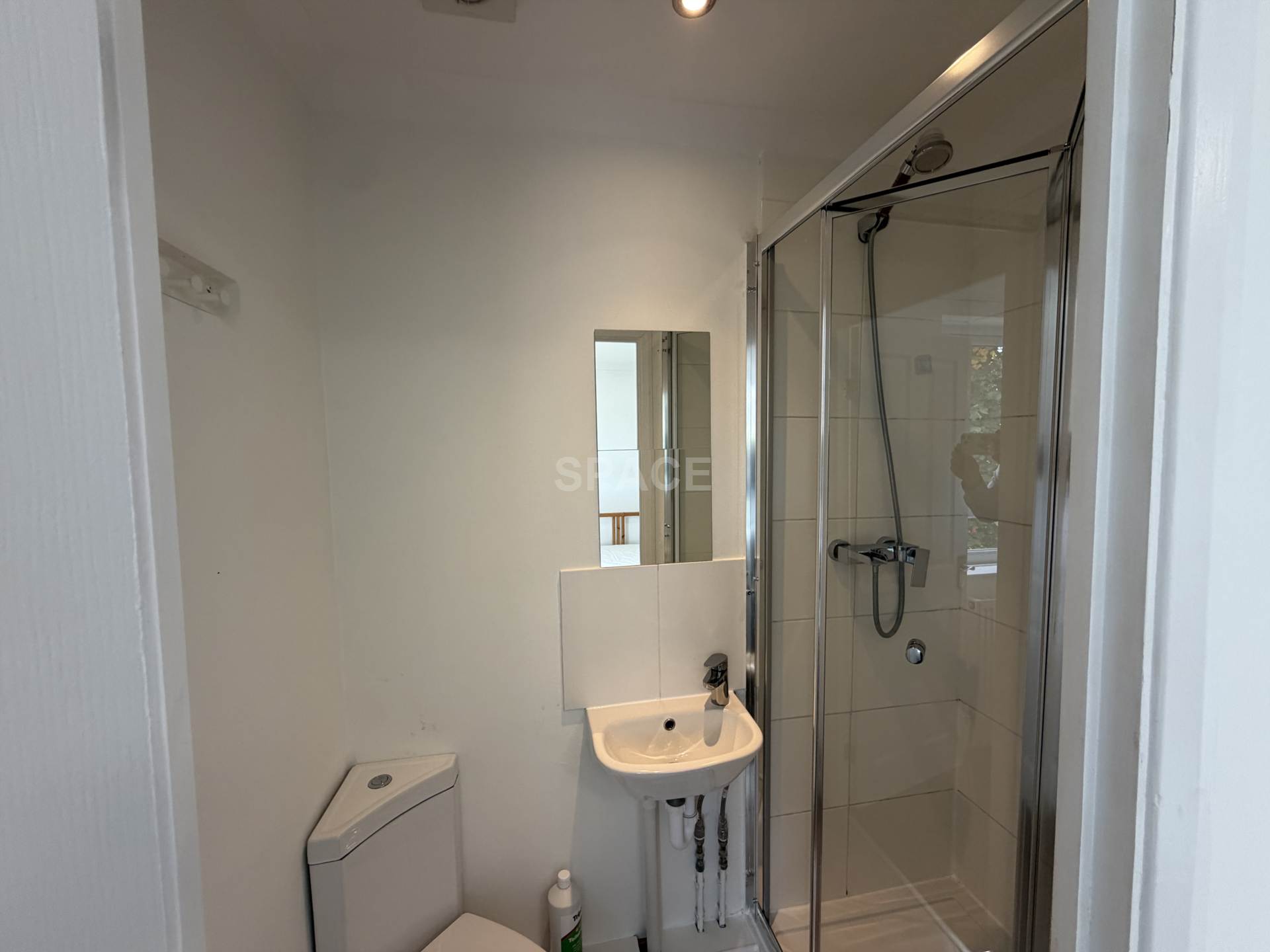 Spring Terrace Room, Reading, Image 5